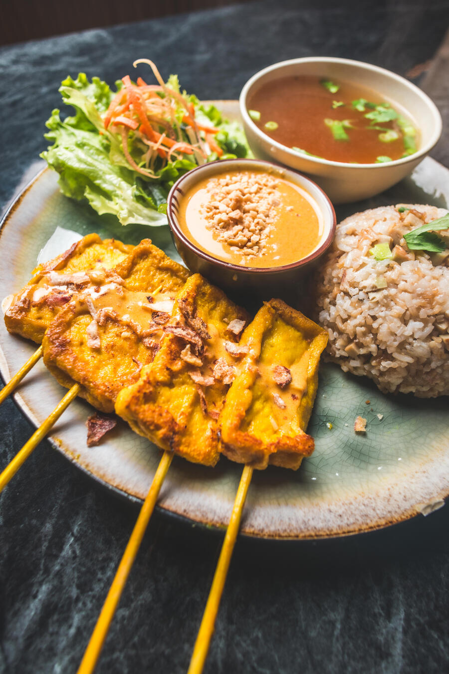 Đậu hủ xiên sốt đậu phộng ăn kèm canh và cơm chiên